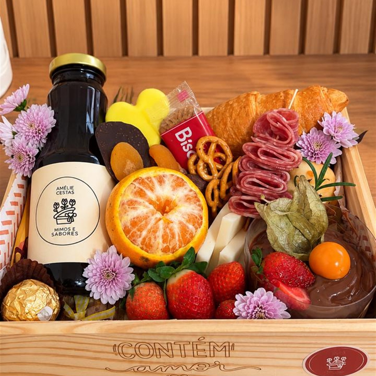 Café Essencial em caixa de madeira com croissant, pão de queijo, frutas, queijo e charcutaria